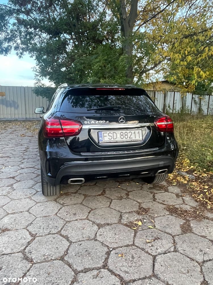Mercedes-Benz GLA 200 d 7G-DCT - 4