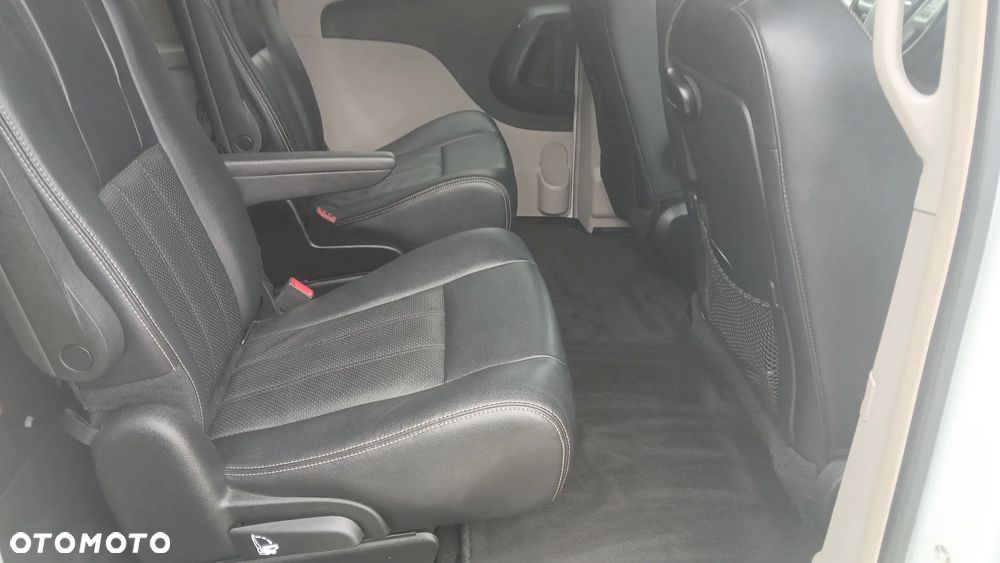 Chrysler Town & Country 3.6 Limited - 17