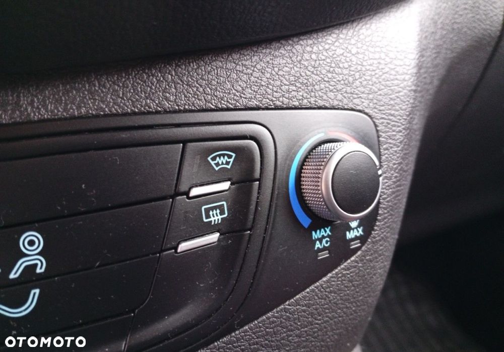 Ford Transit Courier - 23