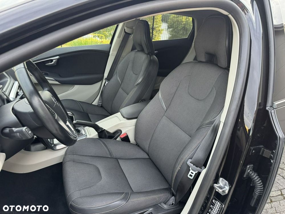 Volvo V40 Cross Country - 12