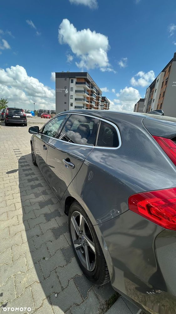 Volvo V40 D2 R-Design - 3