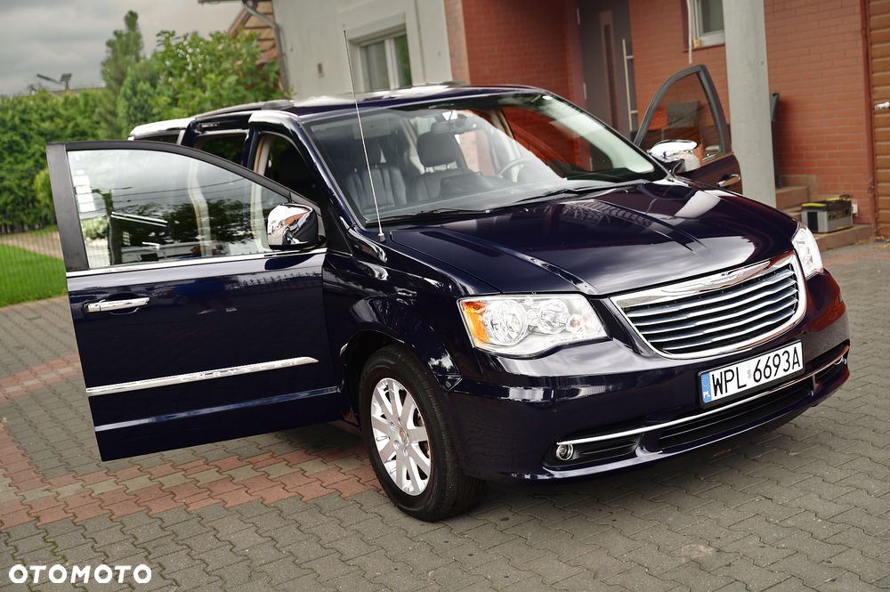 Chrysler Town & Country - 16