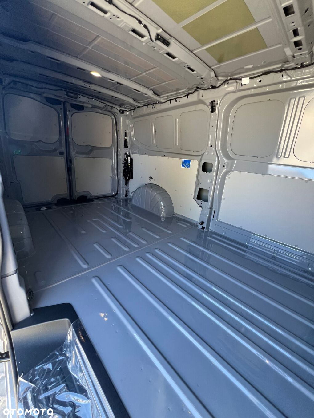 Volkswagen Transporter Furgon silnik: 2,0 l TDI 150 KM / skrzynia biegów: 6-biegowa manualna rozstaw osi: 3500 mm - 16