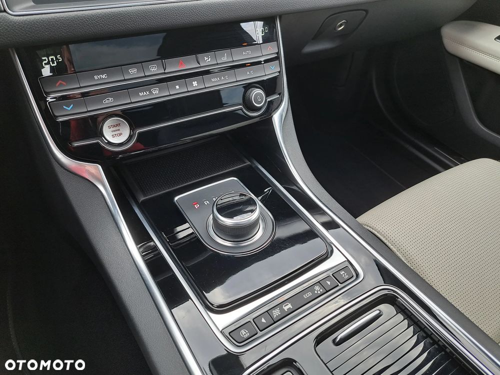 Jaguar XF P250 R-Dynamic SE - 23