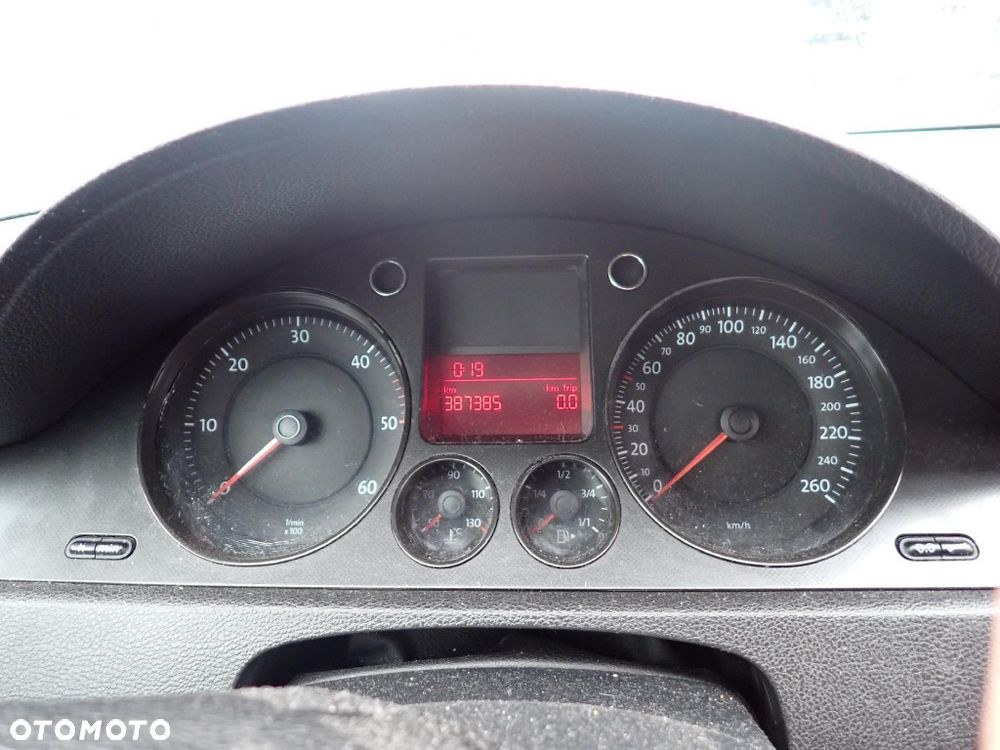 CZĘŚCI - Vw Passat B6 1,9 TDI 105KM BLS KOMBI 5B HNV lakier LA7T 2006r. INDEX - 9790 - 15