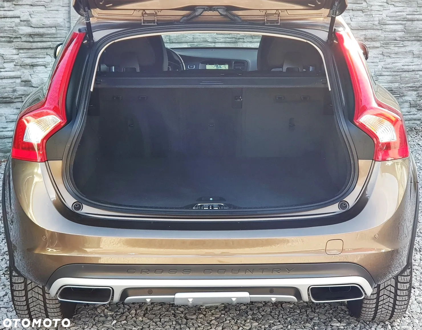 Volvo V60 Cross Country - 11