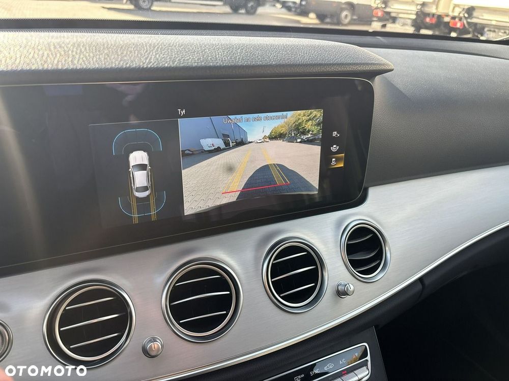 Mercedes-Benz Klasa E 220 d 4Matic 9G-TRONIC AMG Line - 23