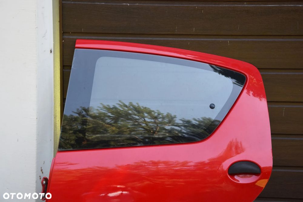 Toyota Aygo I 05-14 5D Drzwi lewy tył czerwone 3P0 kompletne igła - 2