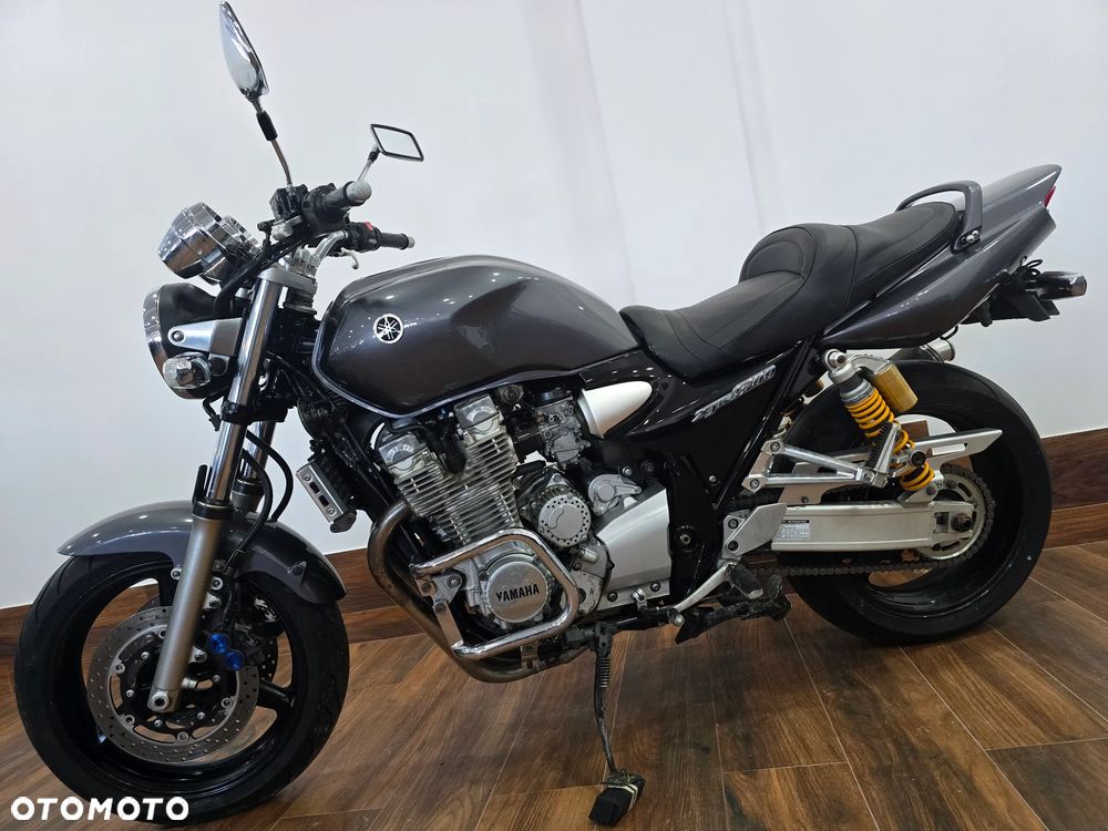 Yamaha XJR - 8