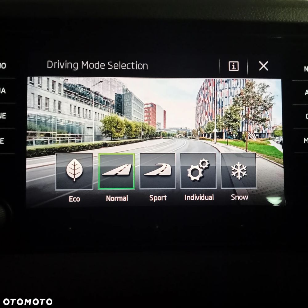 Skoda Karoq 2.0 TDI SCR 4x4 DSG Sportline - 25