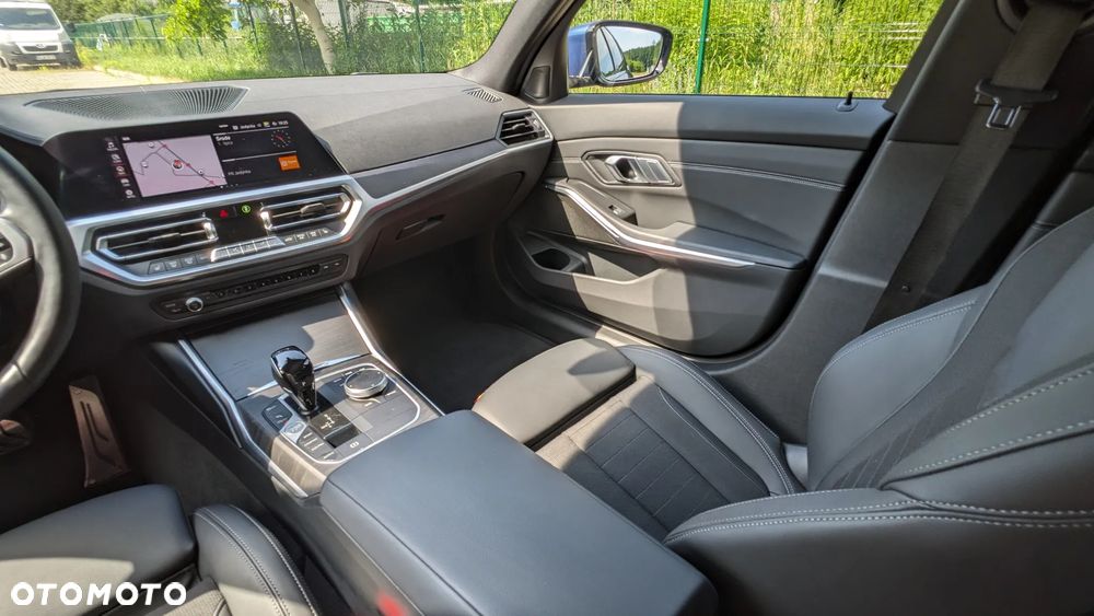 BMW Seria 3 330i xDrive Sport Line - 13