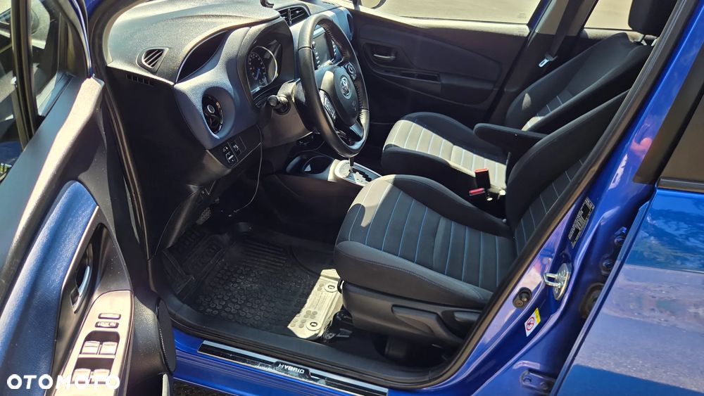 Toyota Yaris Hybrid 100 Selection - 13