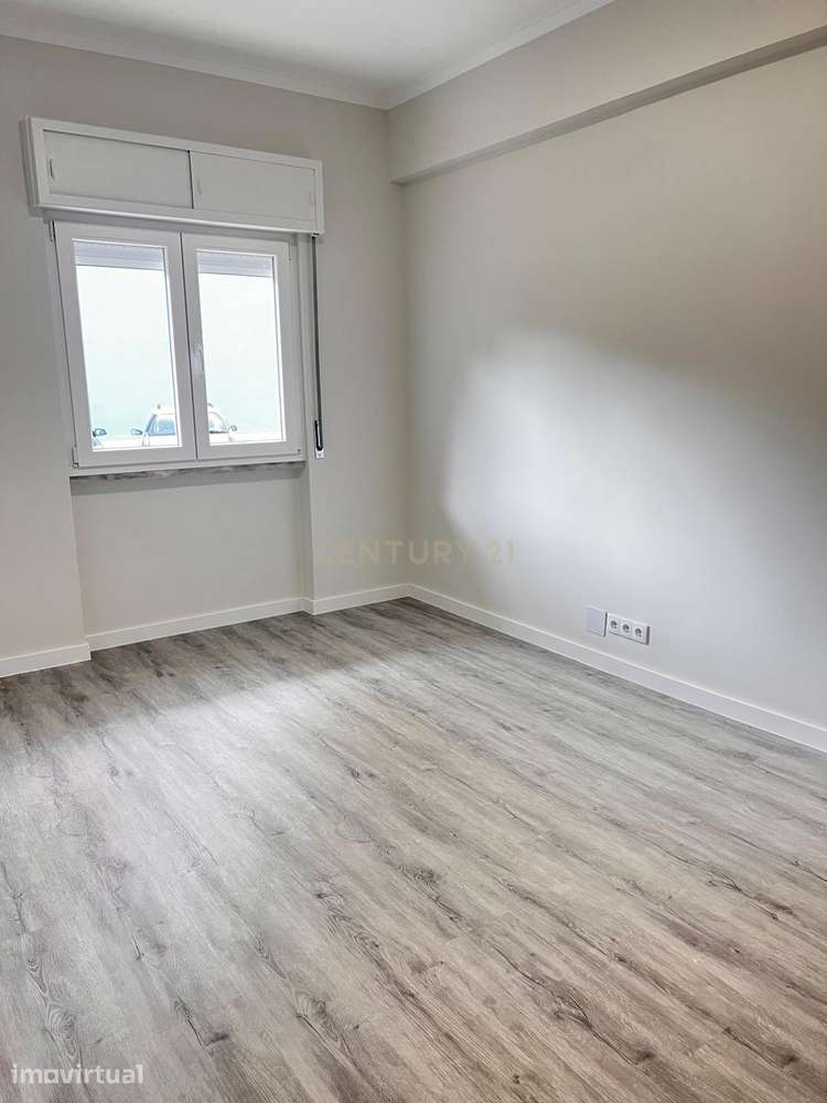 Apartamento T1, RC, totalmente remodelado no Olival Basto - Grande imagem: 2/13