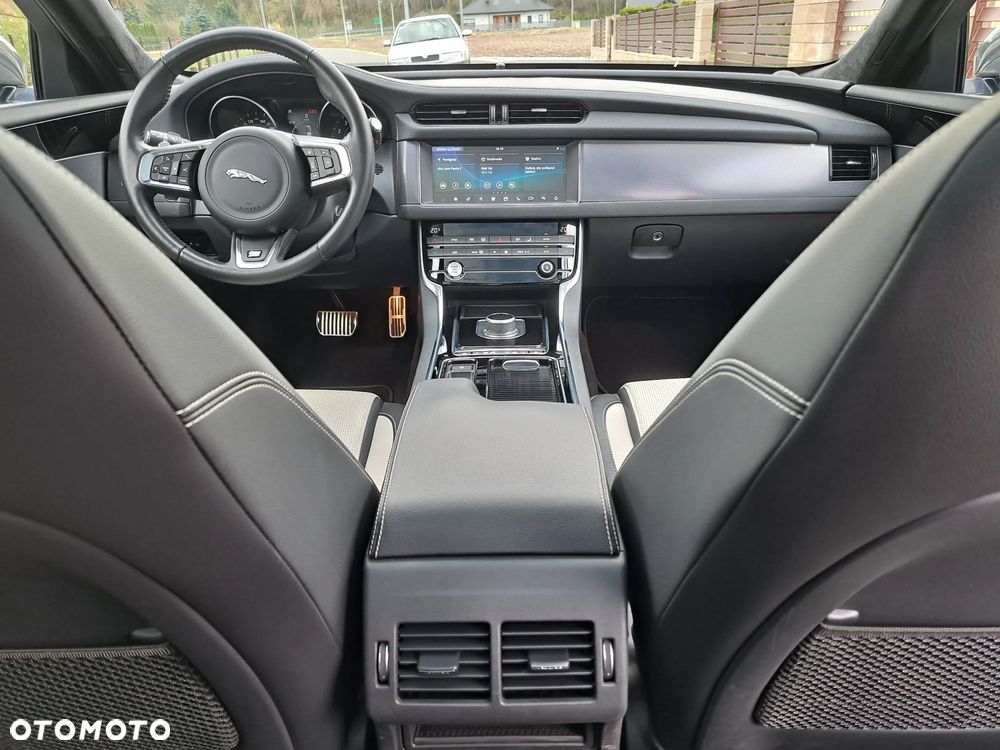 Jaguar XF P250 R-Dynamic SE - 18