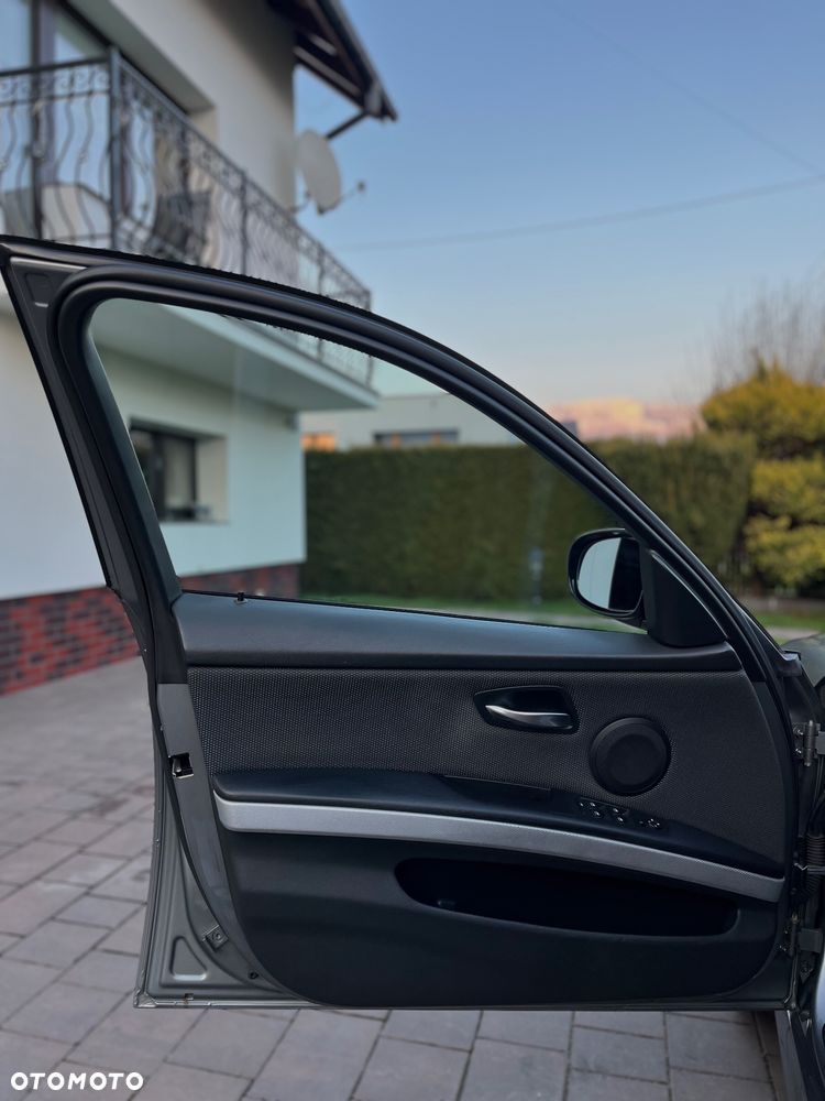 BMW Seria 3 320d xDrive - 27