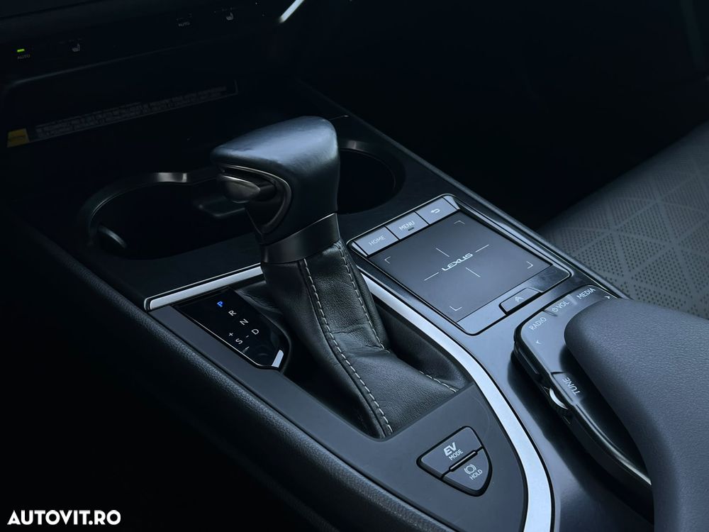 Lexus UX 250h (E-FOUR) Executive Line - 30