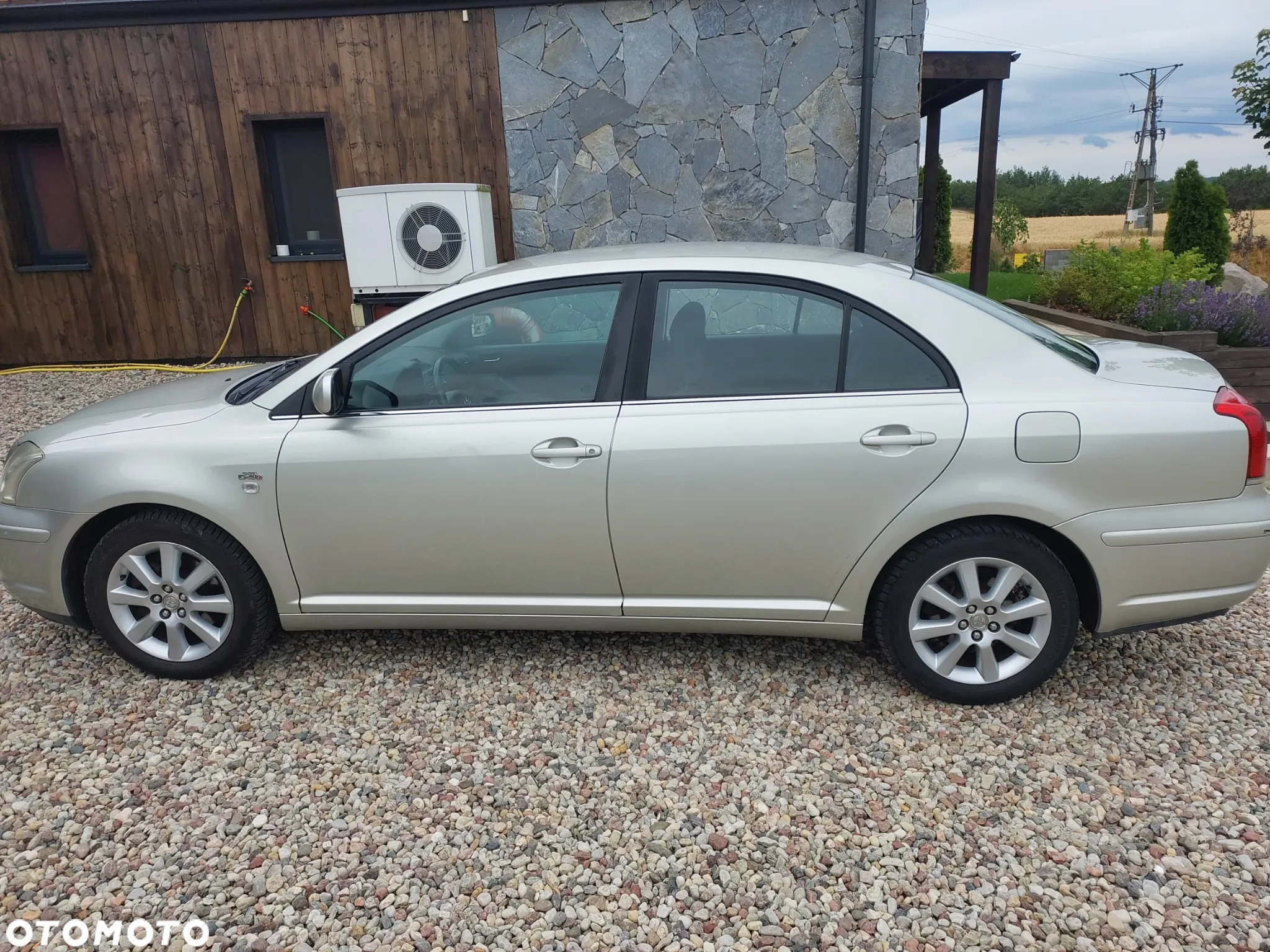 Toyota Avensis 2.0 D-4D Sol - 2