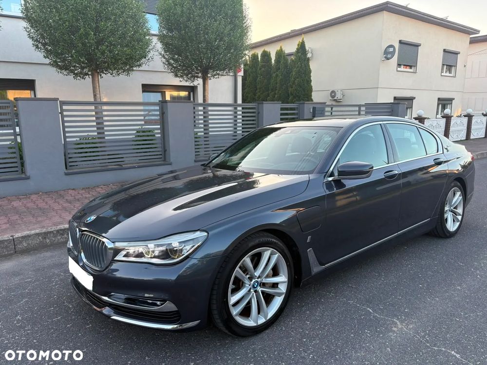 BMW Seria 7 740e iPerformance - 32