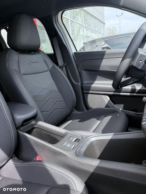 Jeep Avenger 1.2 T3 mHEV Black Edition FWD eDCT6 - 10