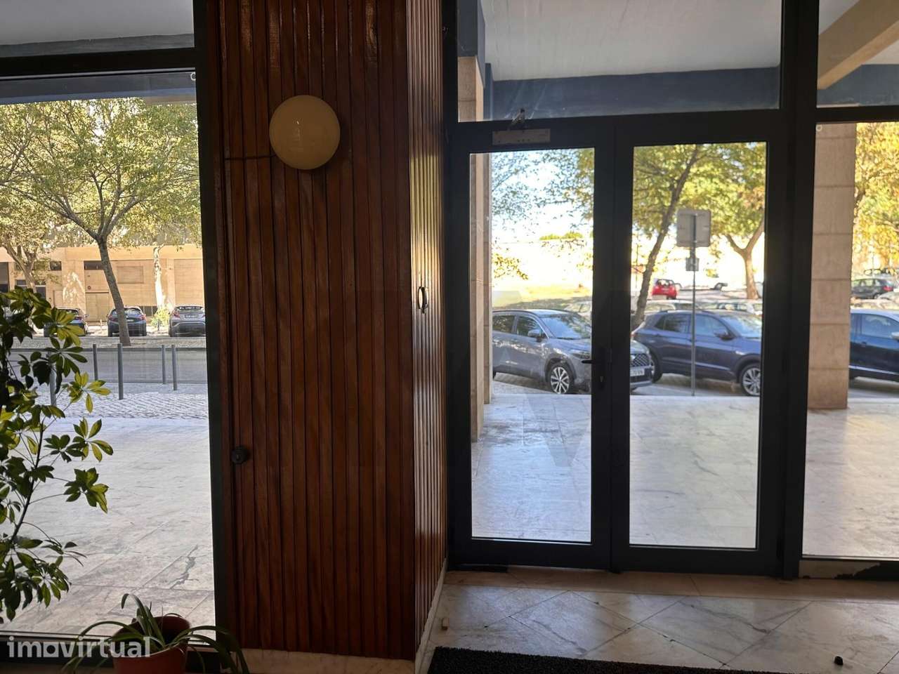 T3 com Garagem Privativa e Varandas Abertas – Remodelação Total em Cur - Grande imagem: 3/36