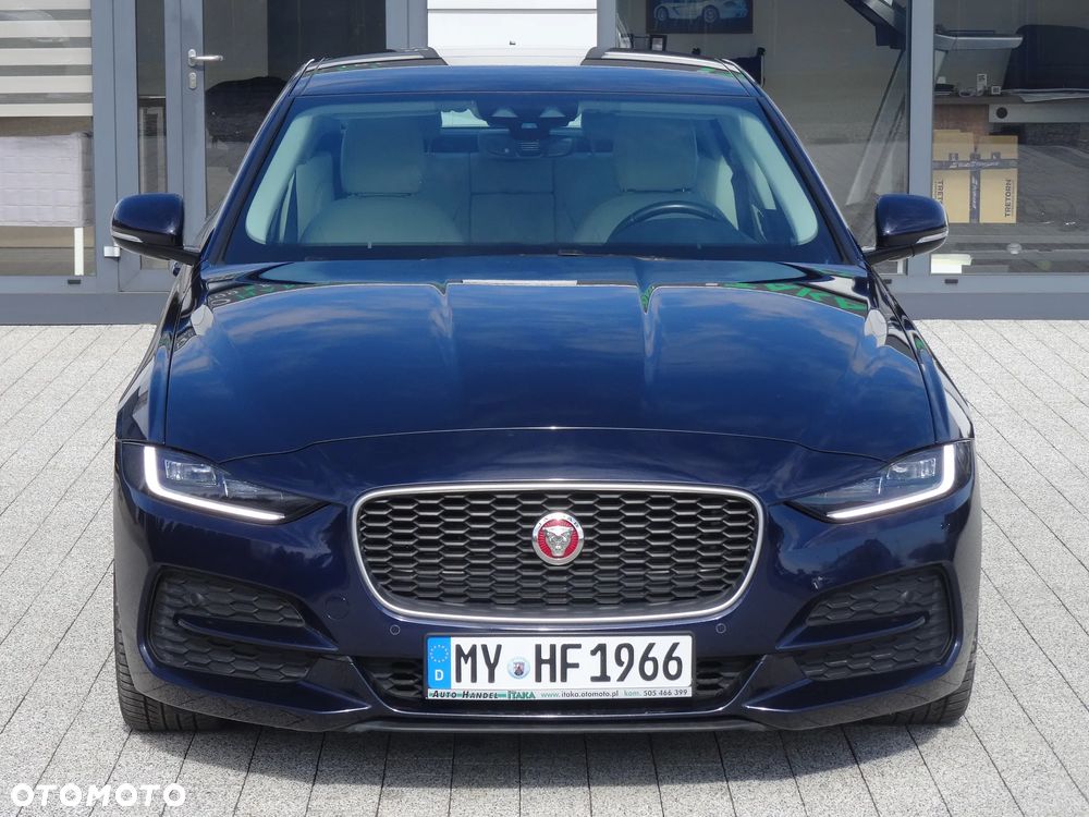 Jaguar XE 2.0 D180 R-Dynamic SE - 4