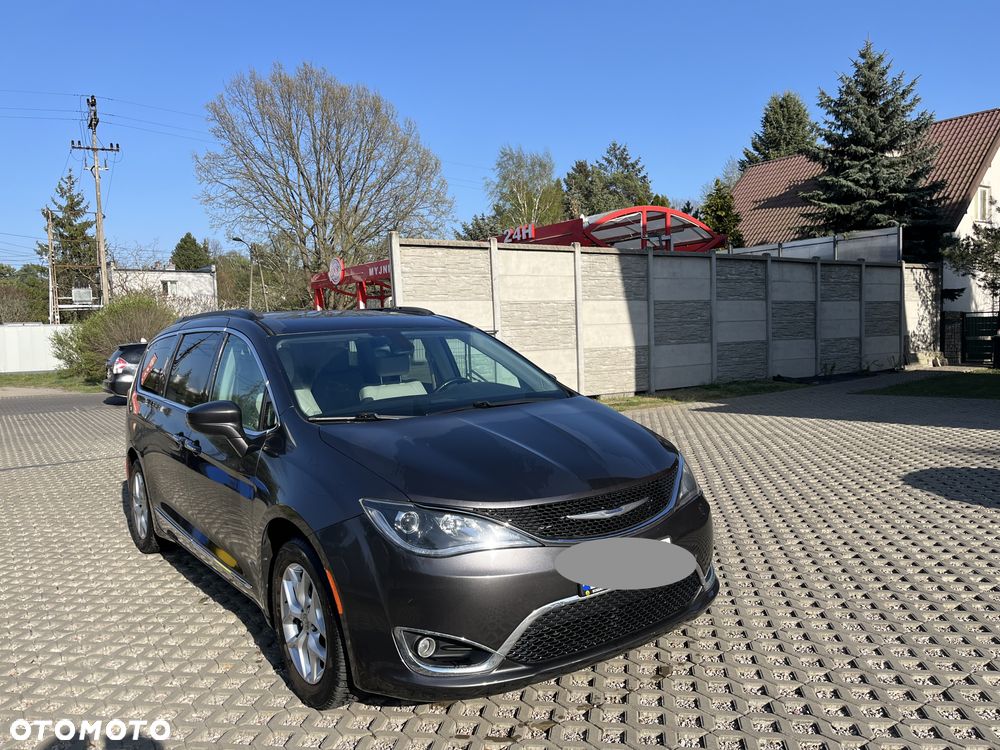 Chrysler Pacifica - 4