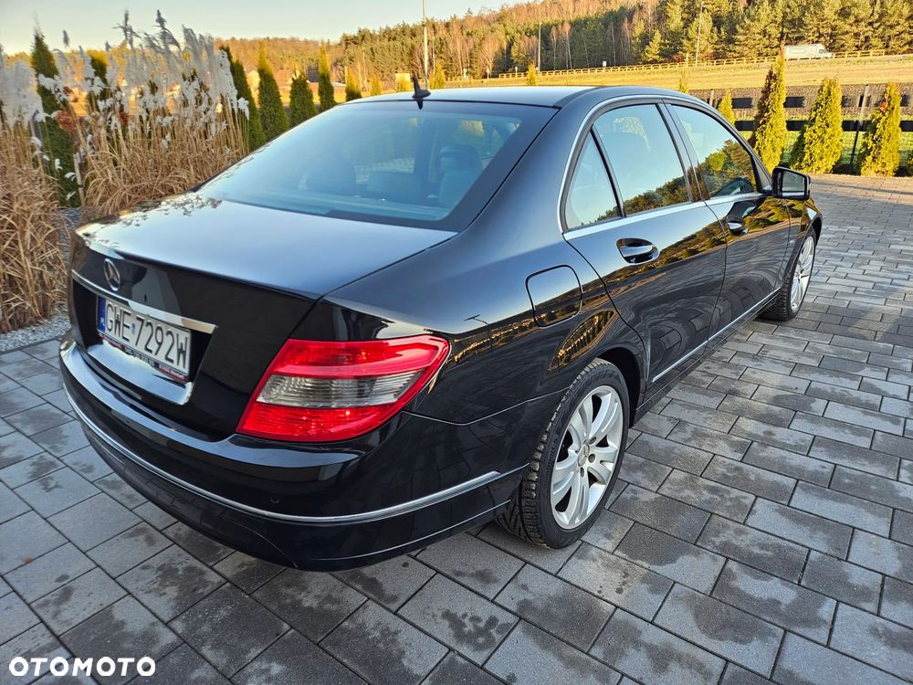 Mercedes-Benz Klasa C 180 CGI BlueEFFICIENCY Avantgarde - 13