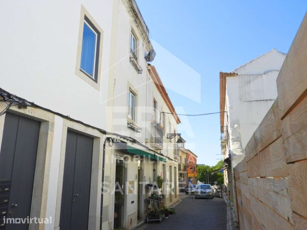 Prédio com 2 Lojas + Apartamento T1 - Grande imagem: 2/16