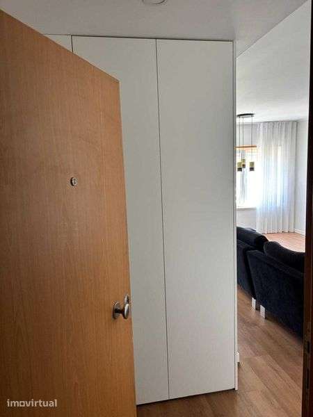 T2 Renovado com Garagem e Elevador – Rua Paul Harris, Alvalade - Grande imagem: 3/12