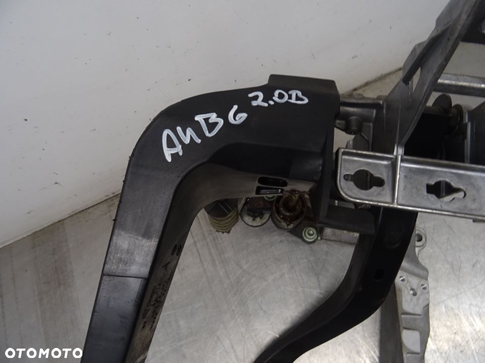 AUDI A4 B6 00-06 2.0B PEDAŁ SPRZĘGŁA HAMULCA 8E1721117A - 2
