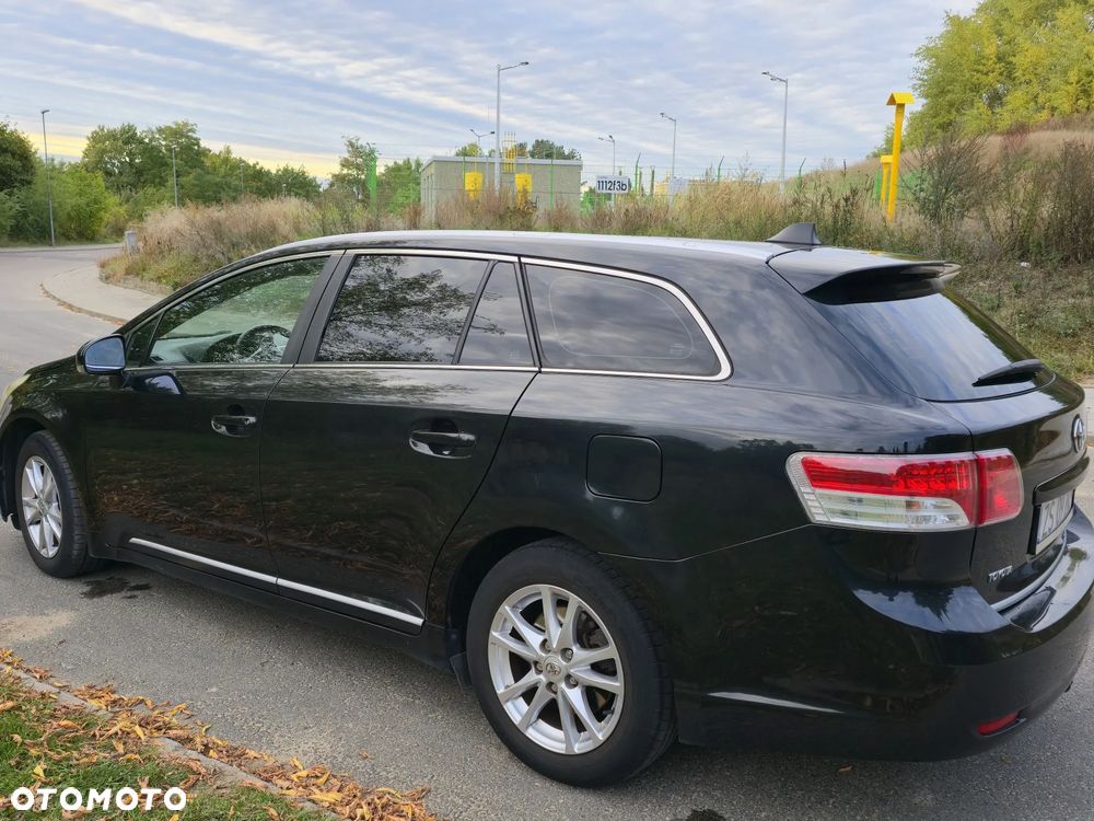 Toyota Avensis 1.6 Premium - 17