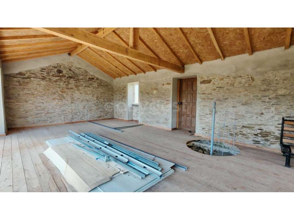 Moradia para remodelação em cenário tranquilo e isolado - Grande imagem: 5/22