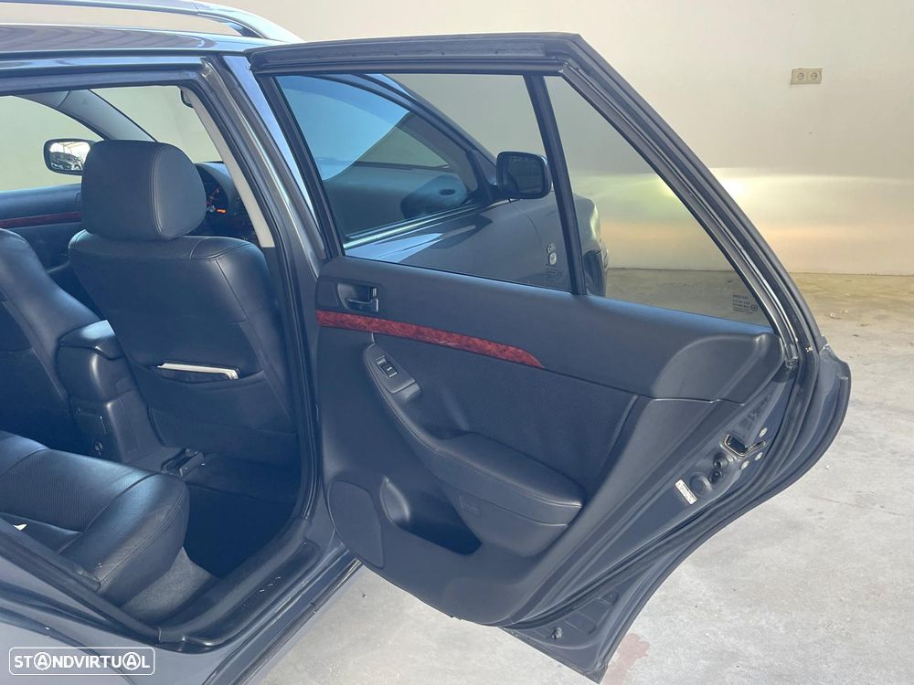 Toyota Avensis SW 2.0 D-4D Executive - 25