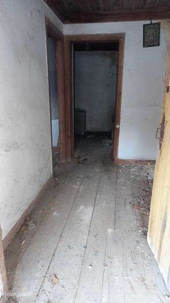 Casa para restaurar, numa zona tranquila na aldeia 8 km de Leiria - Grande imagem: 5/6