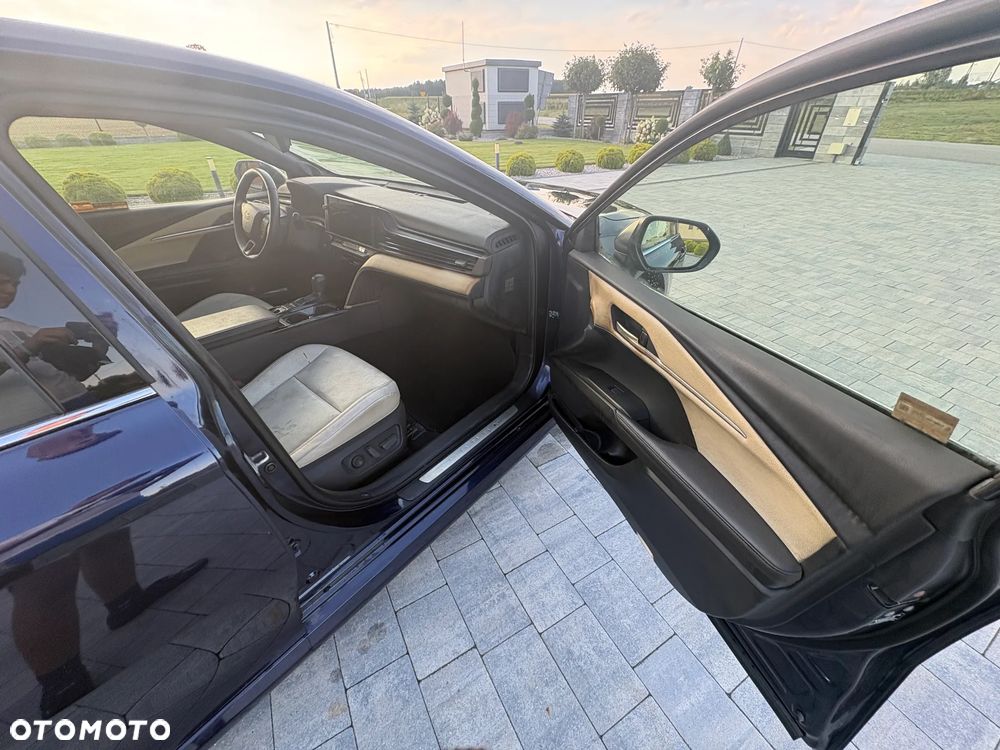 Toyota Camry 2.5 Hybrid Executive CVT - 27