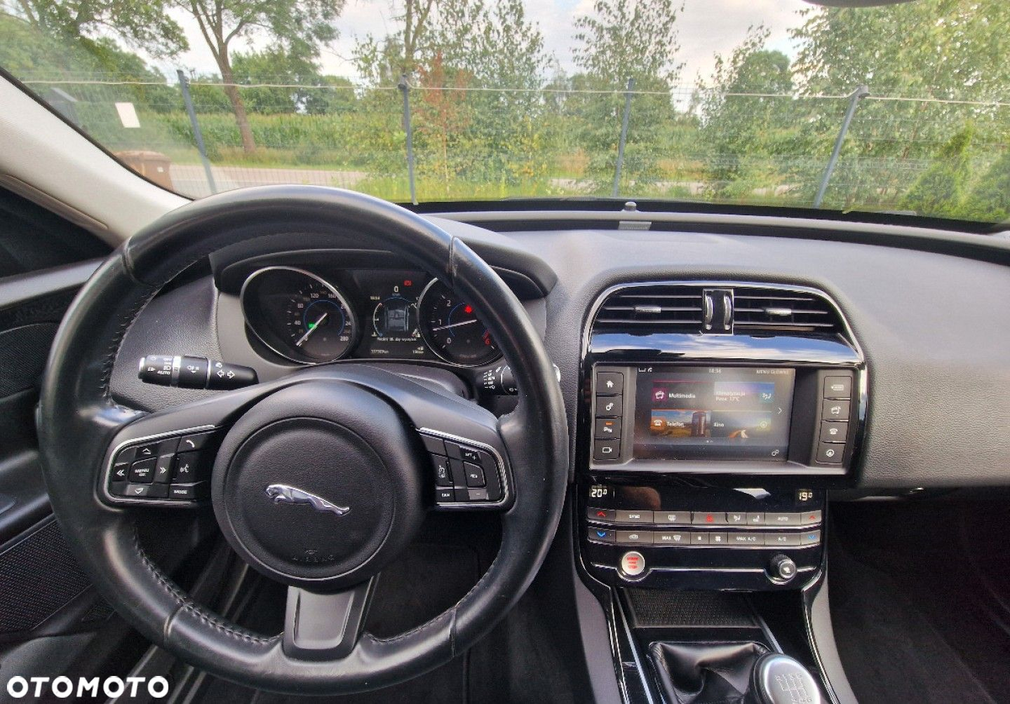 Jaguar XE - 25
