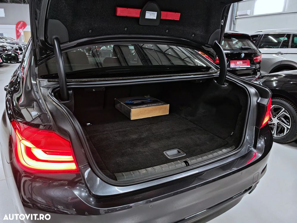 BMW Seria 5 530e Aut. - 34