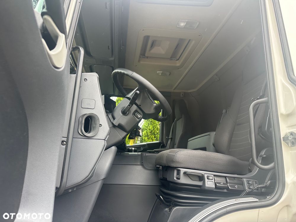 Scania / P360 / 6X2 / CHŁODNIA 7,7 m / Carrier / WINDA / - 30