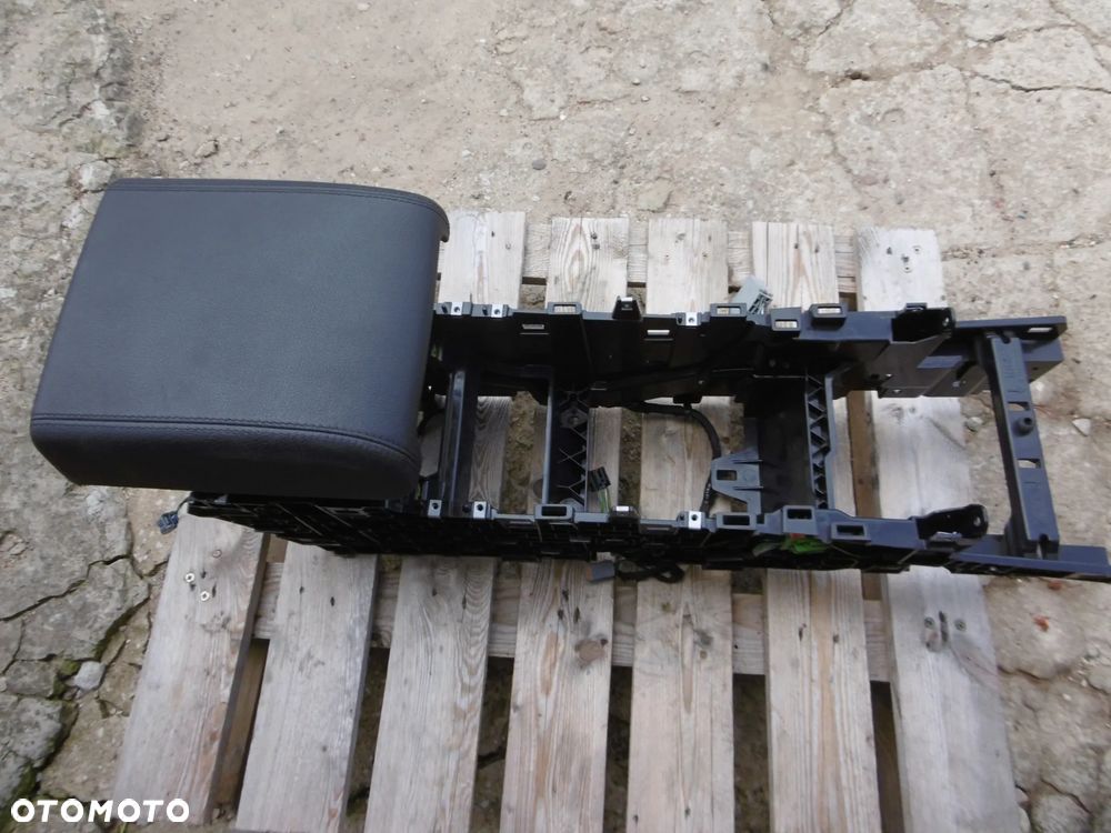 TUNEL SCHOWEK PODŁOKIETNIK DISCOVERY SPORT L550 - 2