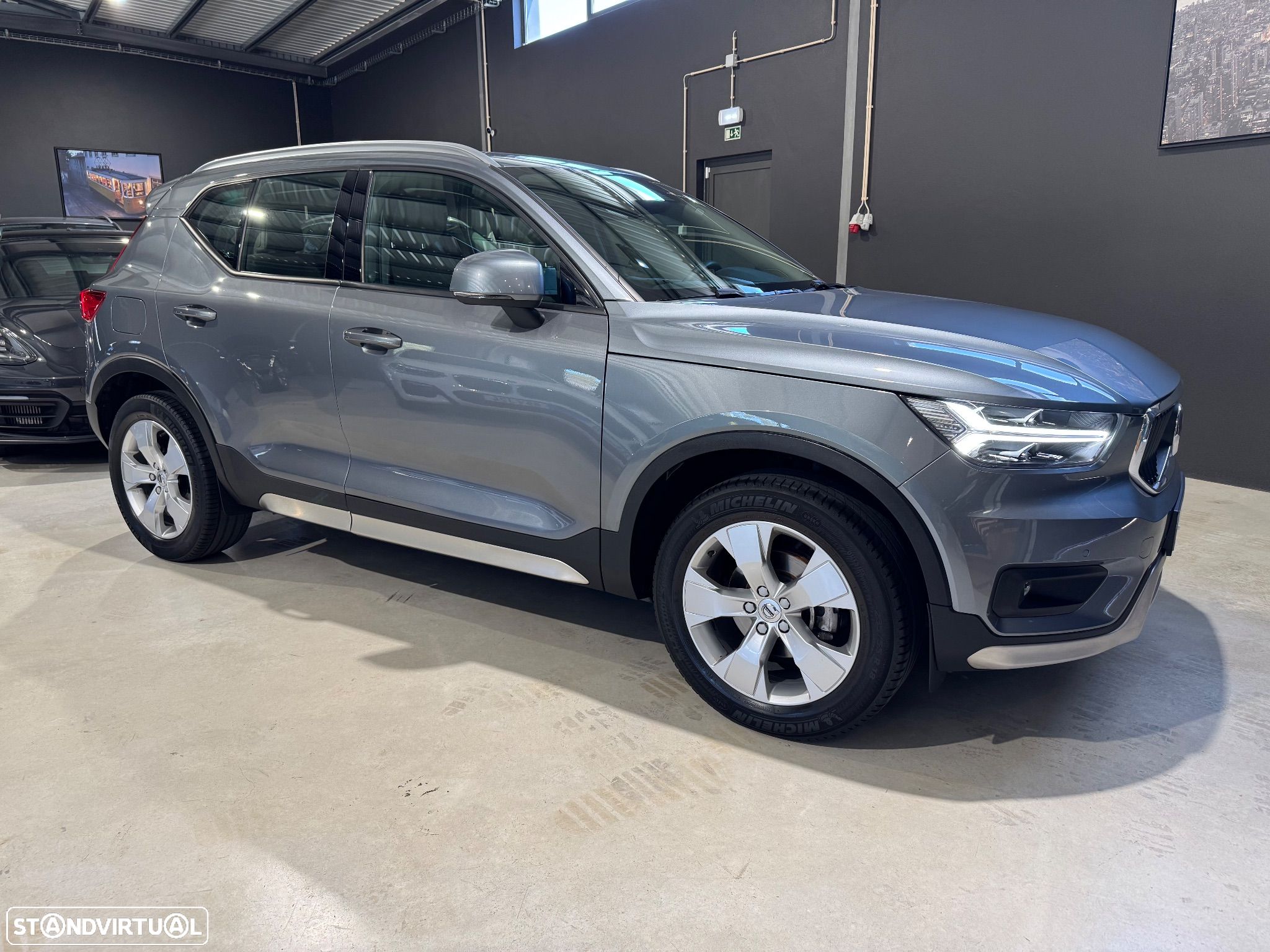Volvo XC 40 1.5 T3 Momentum Tech Edition - 1