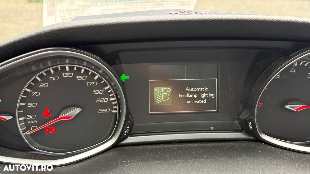 Peugeot 308 1.2 L PureTech Turbo S&S Allure - 12