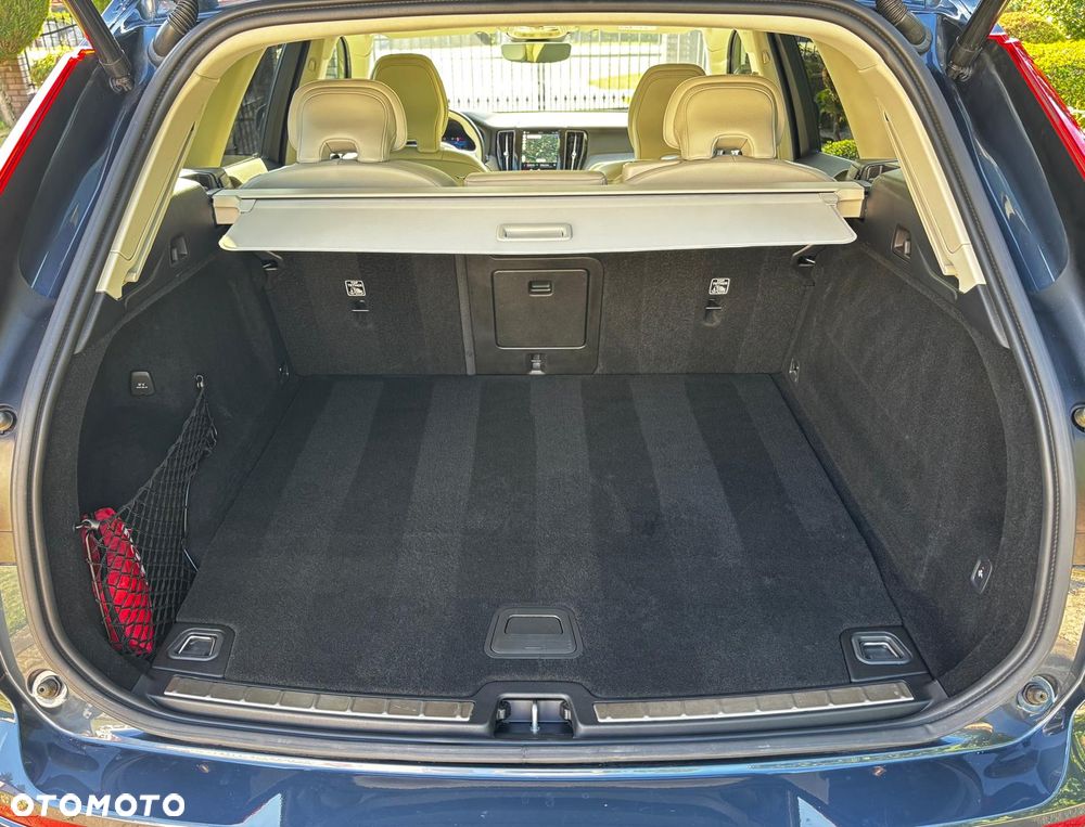 Volvo XC 60 T6 Plug-In Hybrid AWD Plus Dark - 12