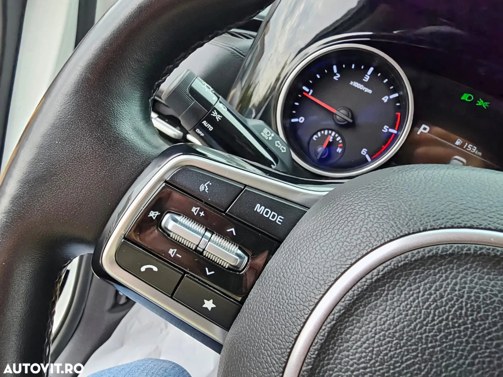 Kia Carnival - 32