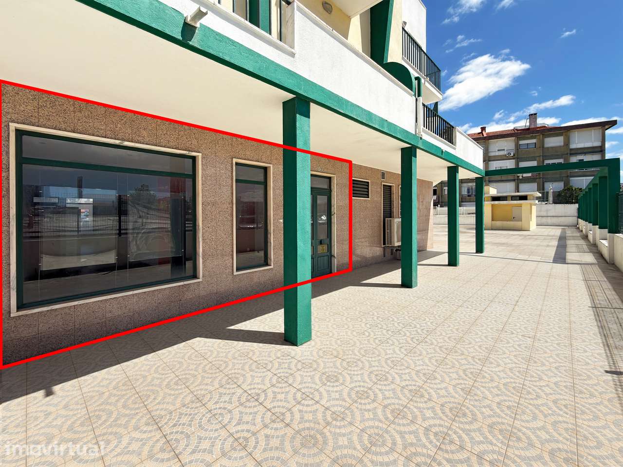Loja com 70m², 2 Frentes, Pátio – Venteira (Perto da Praça da Igreja)