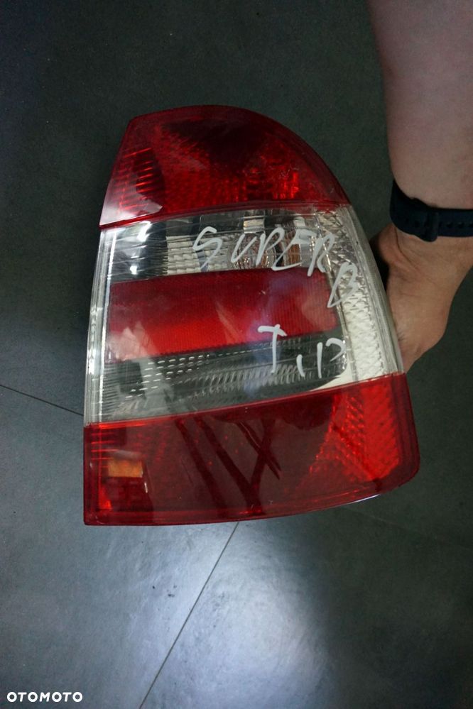 LAMPA TYLNA PRAWA SUPERB I 3U8 LIFT  SKODA 2006-2008 - 4