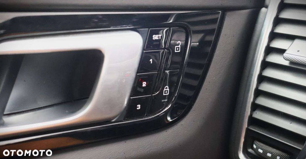 Porsche Cayenne - 30