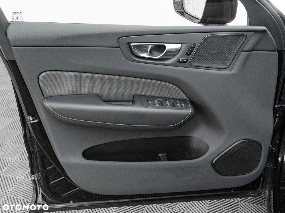 Volvo XC 60 B4 B Plus Dark - 12