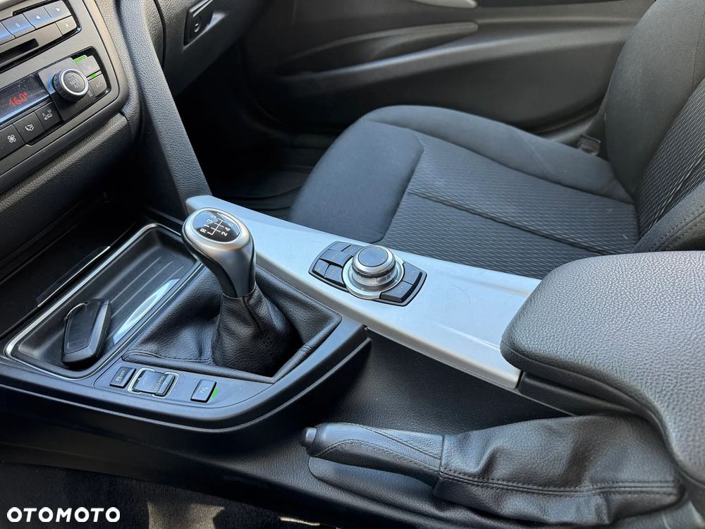 BMW Seria 3 318d DPF Edition Sport - 28