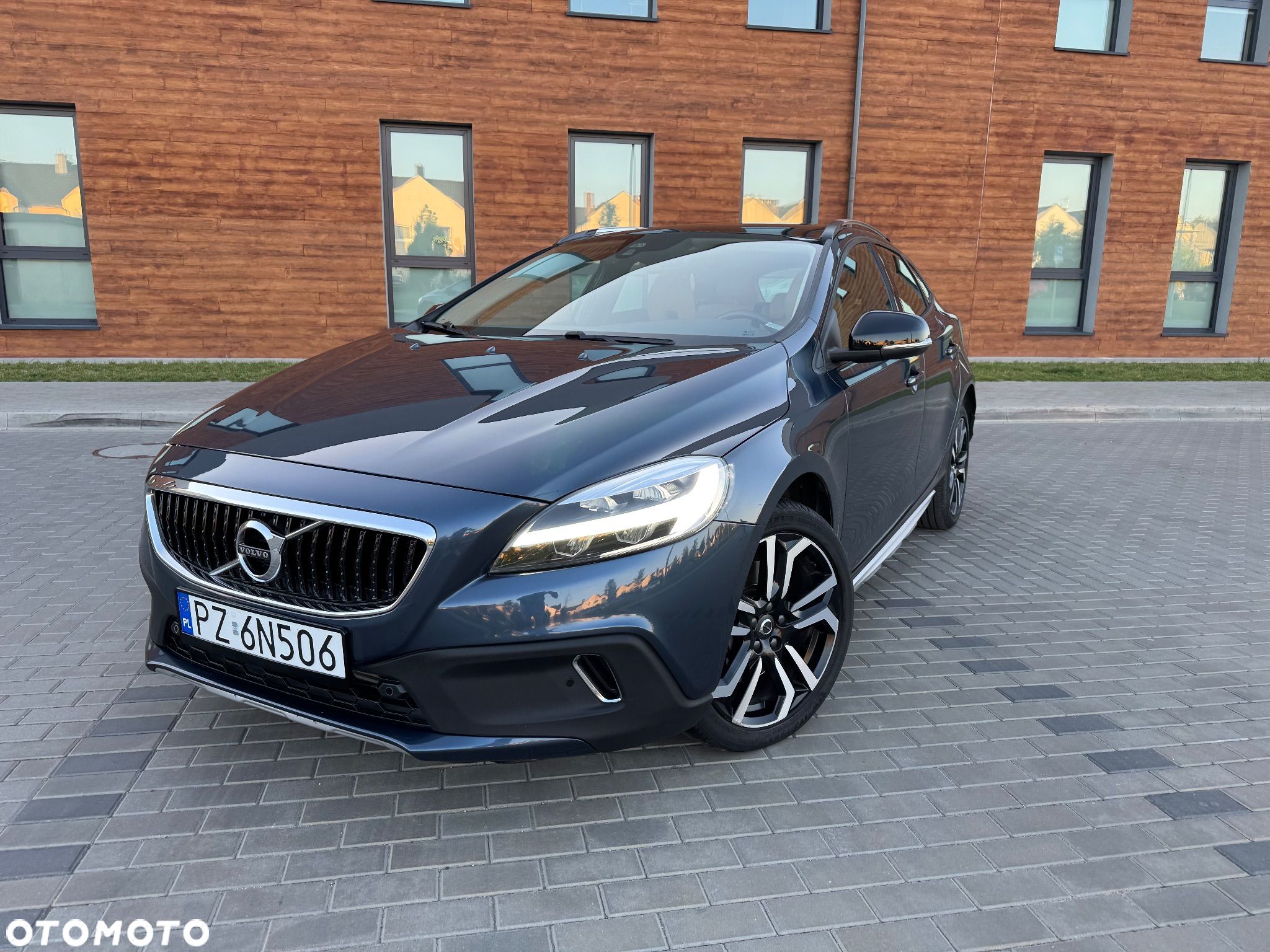 Volvo V40 Cross Country T3 Geartronic Momentum - 1