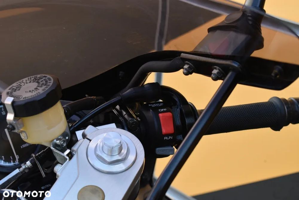 Yamaha FZR - 22
